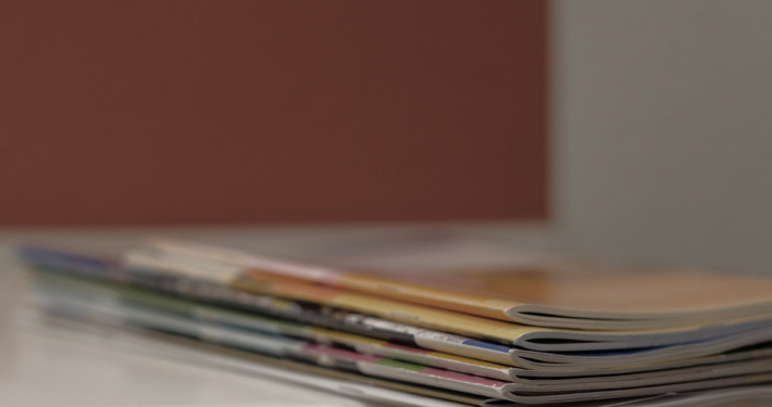 Zeitschriftenstapel; Foto: Michael Schnell