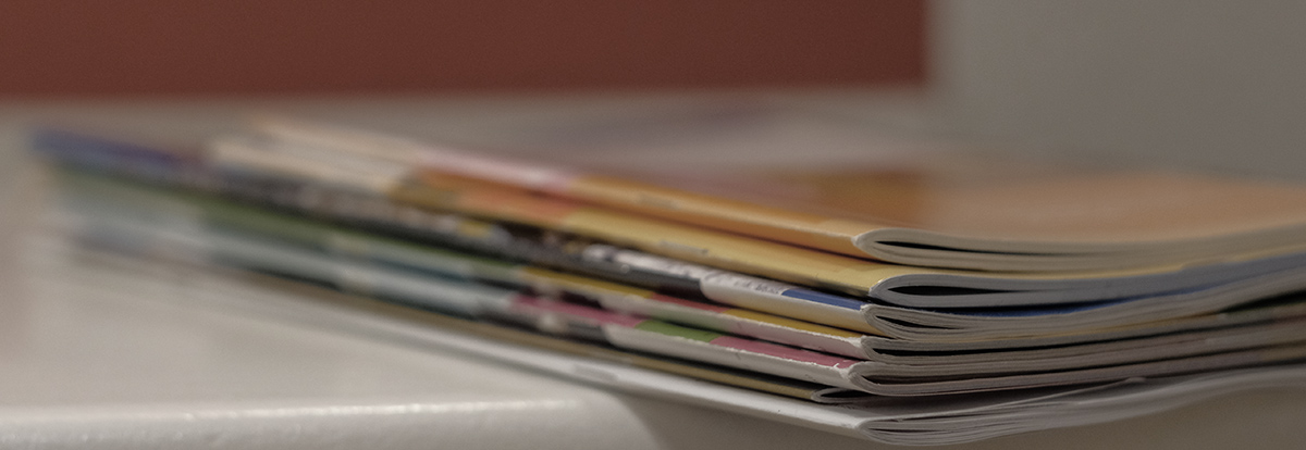 Zeitschriftenstapel; Foto: Michael Schnell