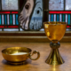 Hostienschale und Kelch in einer katholischen Kirche; Bild: Michael Schnell