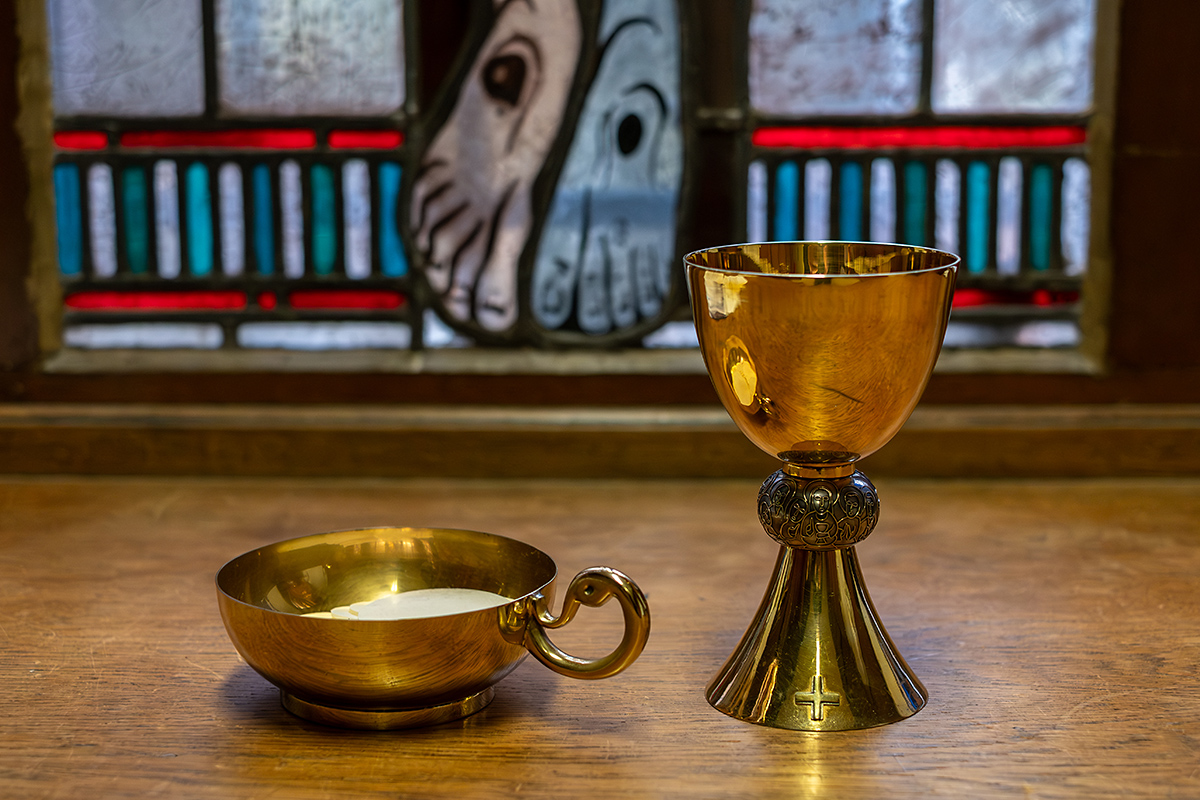 Hostienschale und Kelch in einer katholischen Kirche; Bild: Michael Schnell