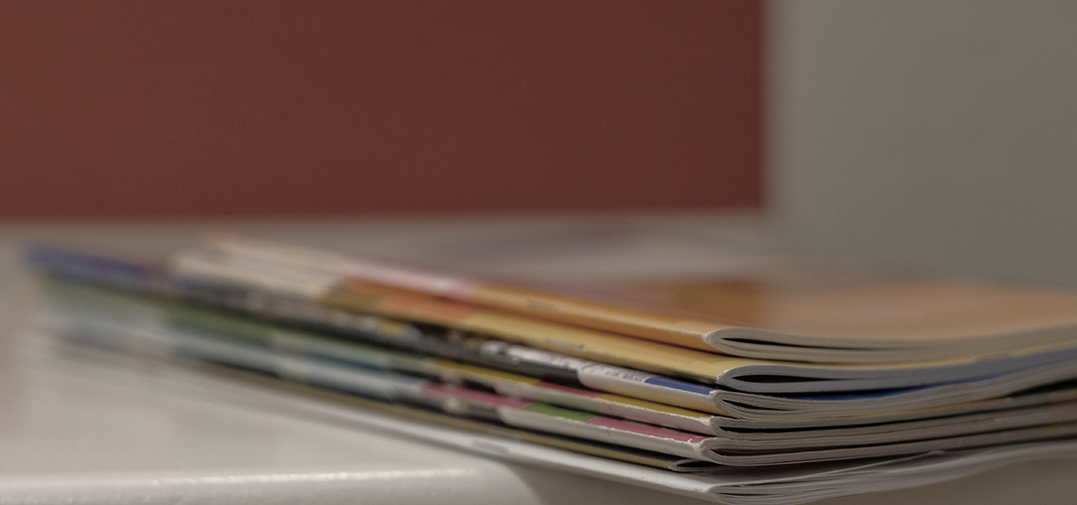 Zeitschriftenstapel; Foto: Michael Schnell